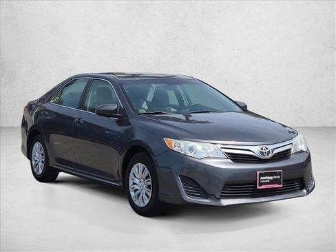 Used 2014 Toyota Camry LE FWD image 3