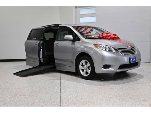 Used 2016 Toyota Sienna LE FWD image 2