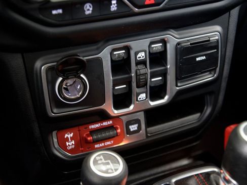 Used 2018 Jeep Wrangler Unlimited Rubicon w/ Cold Weather Group AWD/4WD image 26