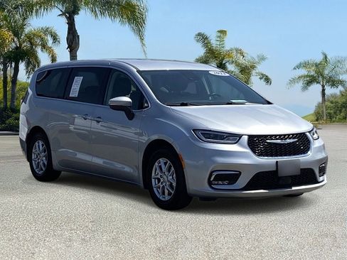Used 2023 Chrysler Pacifica Touring-L FWD image 6