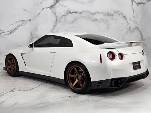 Used 2015 Nissan GT-R Premium image 8