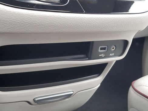 Used 2019 Chrysler Pacifica Limited w/ Tire & Wheel Group FWD image 27