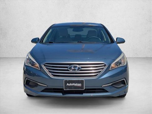 Used 2017 Hyundai Sonata SE FWD image 2