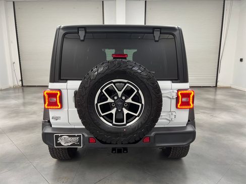 Used 2024 Jeep Wrangler Unlimited Rubicon AWD/4WD image 8