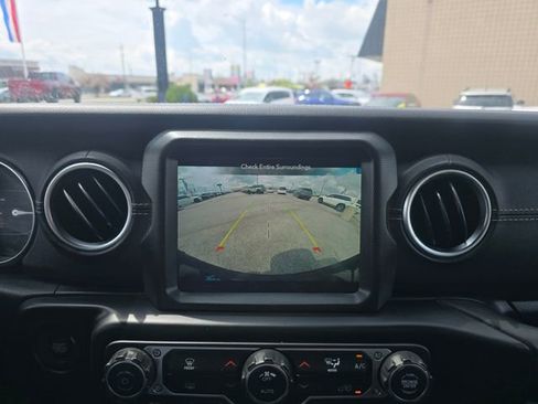 Used 2022 Jeep Wrangler Unlimited Sahara AWD/4WD image 19