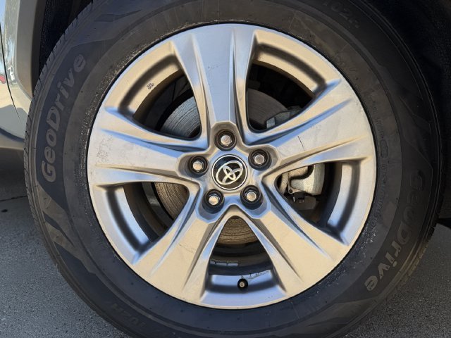 Used 2022 Toyota RAV4 XLE AWD/4WD image 9