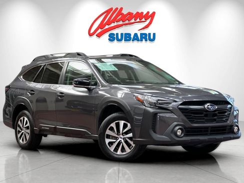 Used 2025 Subaru Outback Premium AWD/4WD image 2