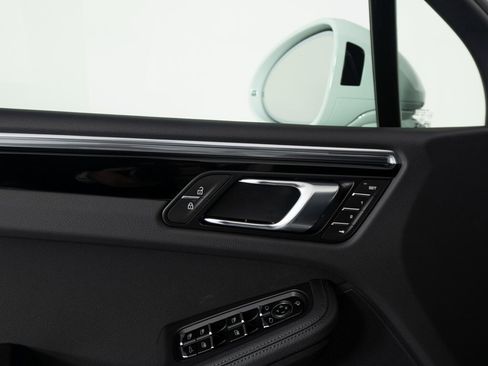 New 2026 Porsche Macan image 18