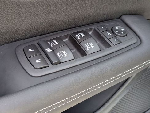 New 2026 Chrysler Pacifica Limited FWD image 13