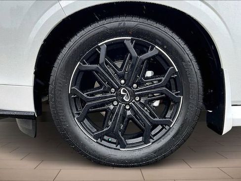 Certified 2026 INFINITI QX80 4WD image 9