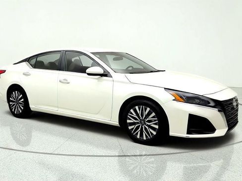 Used 2023 Nissan Altima 2.5 SV FWD image 3