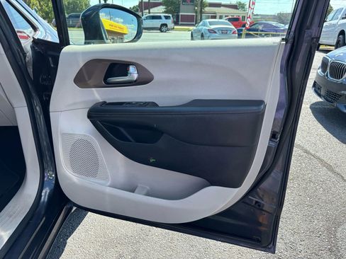 Used 2019 Chrysler Pacifica Touring-L w/ Advanced Safetytec Group image 24