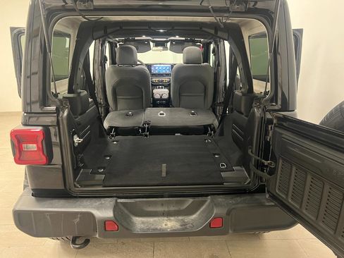 Used 2025 Jeep Wrangler Unlimited Sahara AWD/4WD image 21