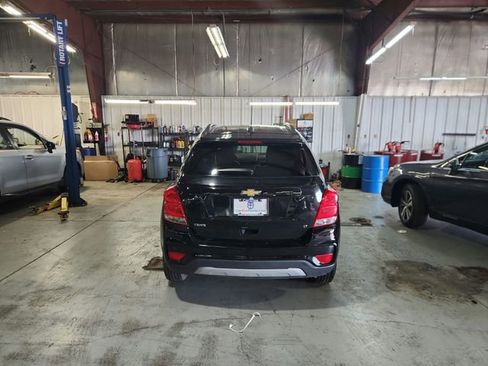 Used 2018 Chevrolet Trax LT w/ LT Convenience Package FWD image 3