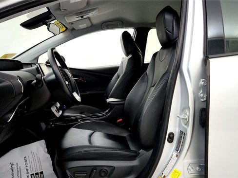 Used 2018 Toyota Prius Prime Premium image 25