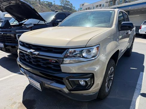 Used 2021 Chevrolet Colorado Z71 AWD/4WD image 2