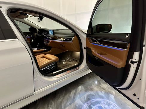Used 2017 BMW 740i RWD image 18