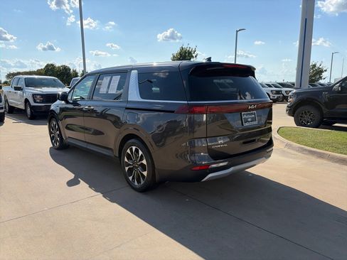 Used 2024 Kia Carnival EX FWD image 3