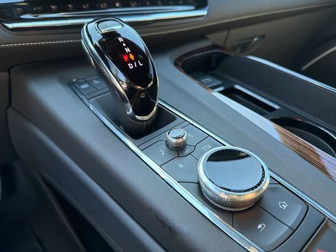 Used 2024 Cadillac Escalade Luxury RWD image 32