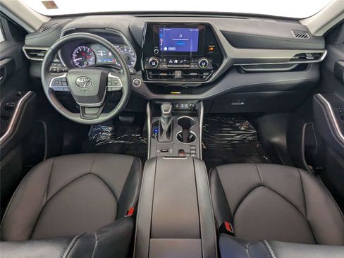 Certified 2025 Toyota Highlander XLE FWD image 37