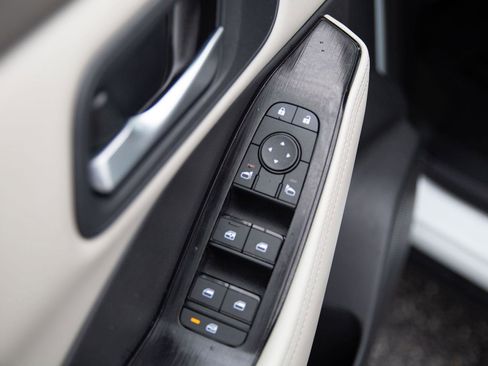Used 2025 Nissan Rogue SV AWD/4WD image 19