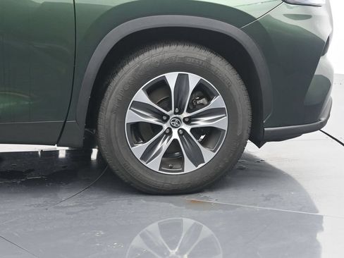 Used 2024 Toyota Highlander XLE FWD image 11