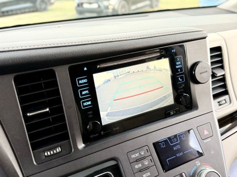 Used 2017 Toyota Sienna XLE Premium image 35