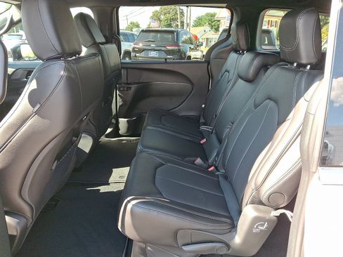 New 2026 Chrysler Pacifica Select image 10