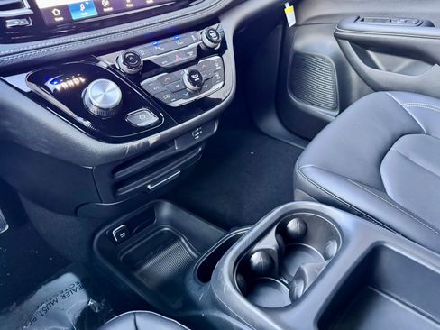 New 2026 Chrysler Pacifica Select image 15