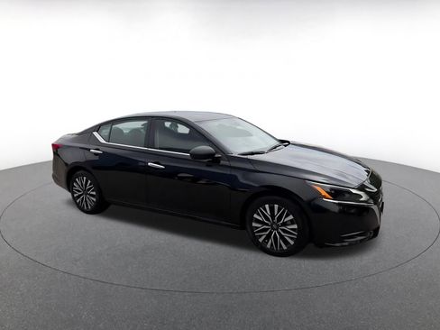 Used 2025 Nissan Altima 2.5 SV FWD image 2