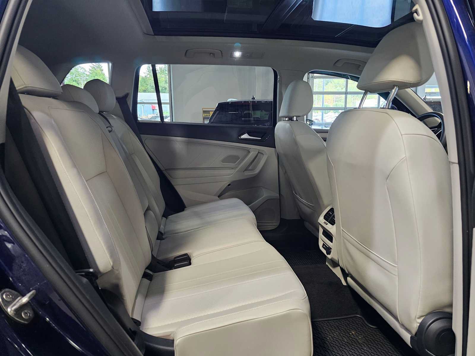 Used 2022 Volkswagen Tiguan SE w/ Panoramic Sunroof Package AWD/4WD image 12