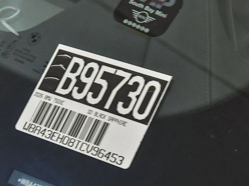 New 2026 BMW 750e xDrive image 34