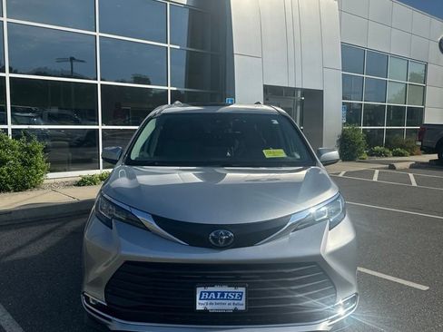 Used 2023 Toyota Sienna XLE FWD image 2