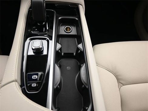 New 2025 Volvo XC90 B6 Plus w/ Protection Package Premier image 13