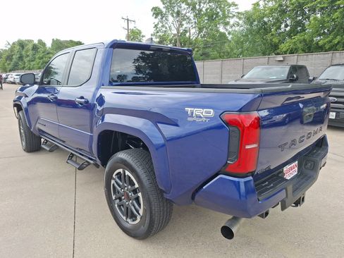 Used 2025 Toyota Tacoma TRD Sport AWD/4WD image 4