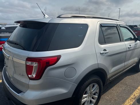 Used 2018 Ford Explorer XLT w/ Equipment Group 202A AWD/4WD image 12