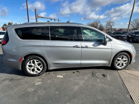 Used 2017 Chrysler Pacifica Touring-L Plus w/ Uconnect Theatre Group image 4