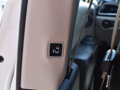 Used 2020 Chrysler Pacifica Touring-L FWD image 35