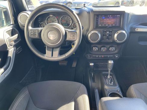 Used 2017 Jeep Wrangler Unlimited Rubicon w/ Connectivity Group AWD/4WD image 11