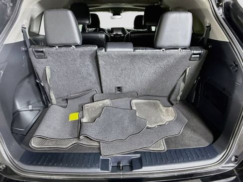Used 2022 Toyota Highlander XLE FWD image 26