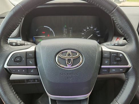 Used 2023 Toyota Sienna XLE image 11