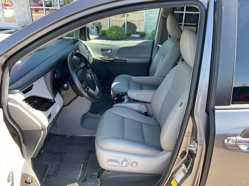 Used 2020 Toyota Sienna XLE Premium w/ Carpet Mat Package FWD image 13