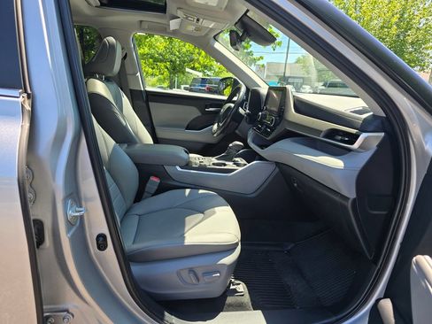 Used 2023 Toyota Highlander XLE AWD/4WD image 12