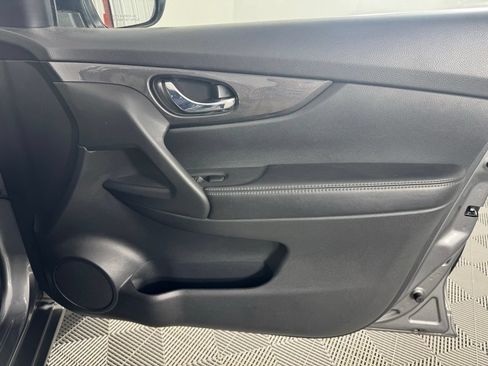 Used 2017 Nissan Rogue SV w/ SV Premium Package AWD/4WD image 30