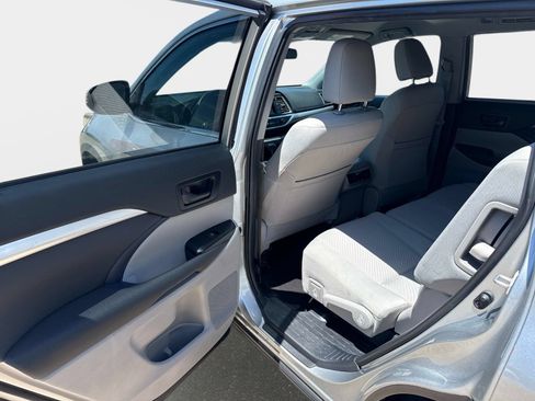 Used 2019 Toyota Highlander LE FWD image 10