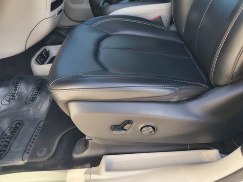 Used 2020 Chrysler Voyager Lxi FWD image 22