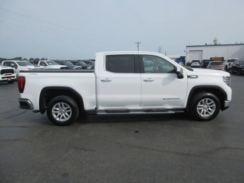 Used 2022 GMC Sierra 1500 SLT w/ SLT Premium Package AWD/4WD image 4