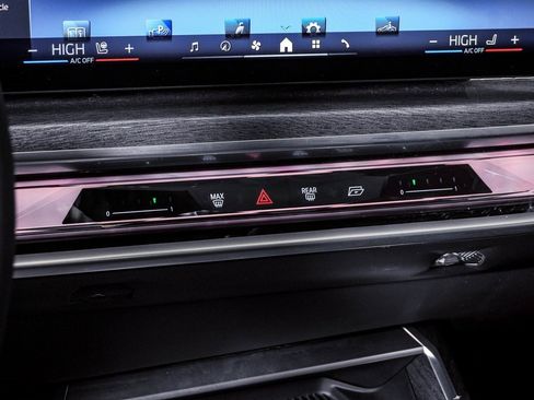 Used 2025 BMW 740i xDrive image 29