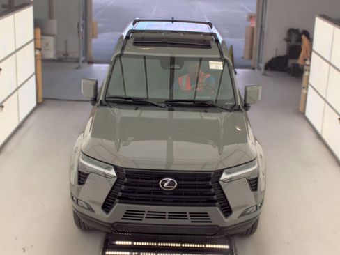 Used 2026 Lexus GX 550 w/ Accessory Package (2T) AWD/4WD image 2
