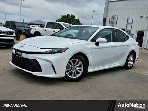 Used 2025 Toyota Camry LE image 1